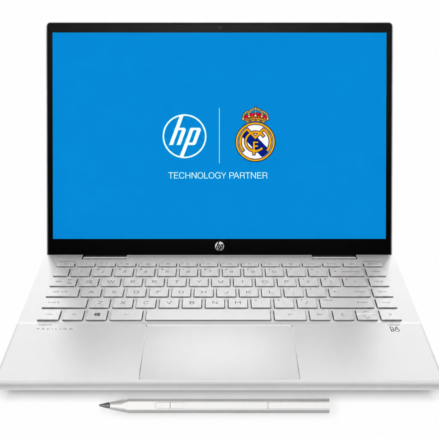 Laptop HP plateada vista frontal con logotipo del Real Madrid